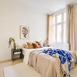 Modern 3br In Center Apartment