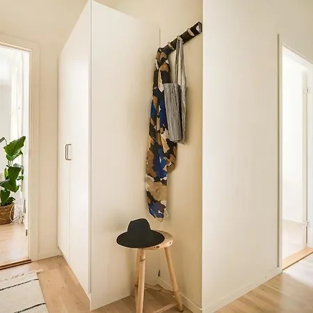 Modern 3br In Center Apartment