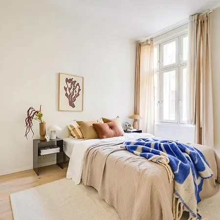 Modern 3br In Center Apartment