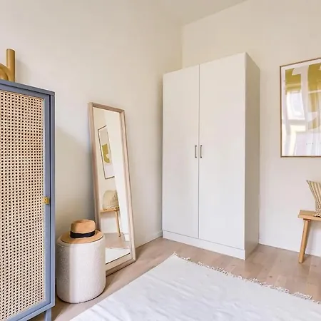Modern 3br In Center Apartment *