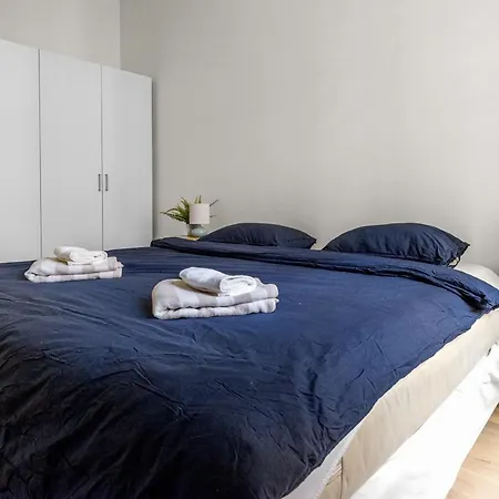 Modern 3br In Center Apartment *