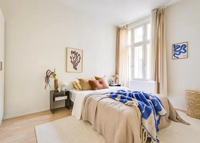 Modern 3br In Center Apartment