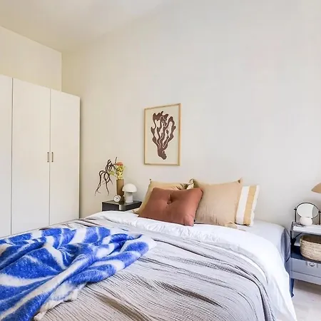 Modern 3br In Center Apartment *